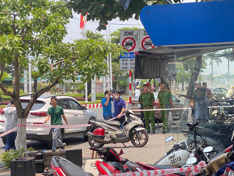 Công an phong tỏa hiện trường, điều tra vụ cướp tại phòng giao dịch ngân hàng