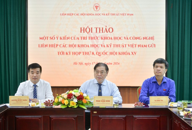 Ban chủ tọa điều hành hội thảo. Ảnh: Nghĩa Đức.