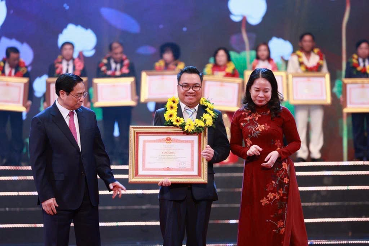 Thủ tướng Chính phủ trao Bằng khen Điển hình tiên tiến toàn quốc năm 2023 cho doanh nhân Đặng Dương Minh Hoàng