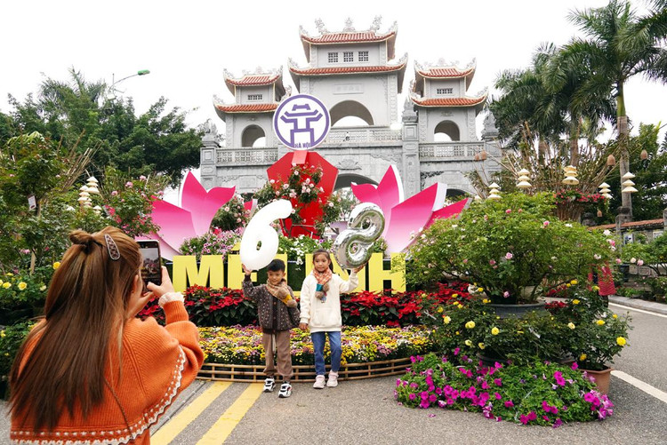 Các em nhỏ cũng tỏ ra rất thích thú khi được chụp ảnh.