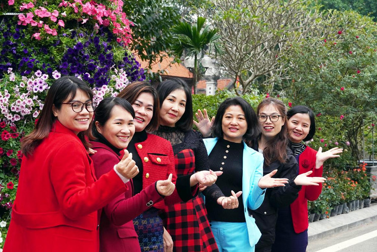 Bác sỹ Vũ Thúy Nga cùng các đồng nghiệp ở Bệnh viện Giao thông vận tải Vĩnh Phúc tranh thủ giờ nghỉ trưa đến lễ hội hoa để chụp ảnh làm kỷ niệm.