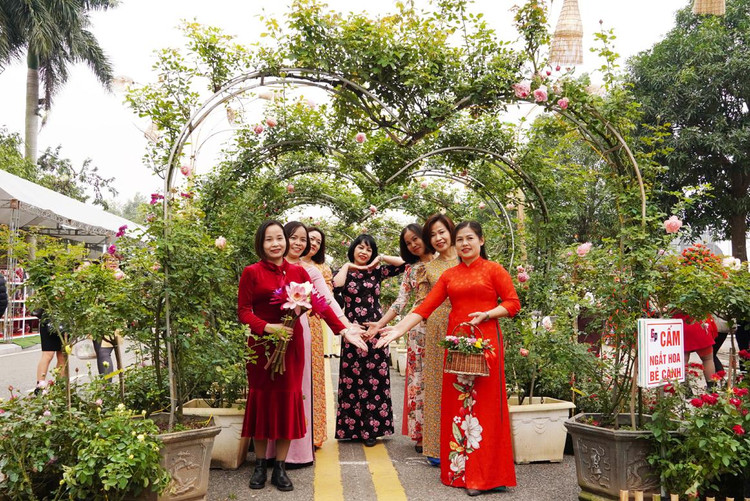 Điểm nhấn của lễ hội hoa Mê Linh là con đường trái tim dài 20m được trang trí 100% từ hoa hồng và sự kết hợp khéo léo của các thác hoa cao 4m.