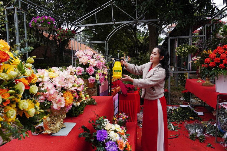Chị Nguyễn Thị Thu Nguyệt, chủ tịch Hội Liên hiệp Phụ nữ xã Mê Linh cho biết, sự kiện Lễ hội hoa khiến người dân xã Mê Linh rất phấn khởi vì đã đưa được hình ảnh địa phương đến đồng bào mọi miền đất nước. Những bông hoa tại đây là những sản phẩm của chính các hội viên hội phụ nữ xã Mê Linh trồng, chau chuốt từng cánh để được những lẵng hoa đẹp.