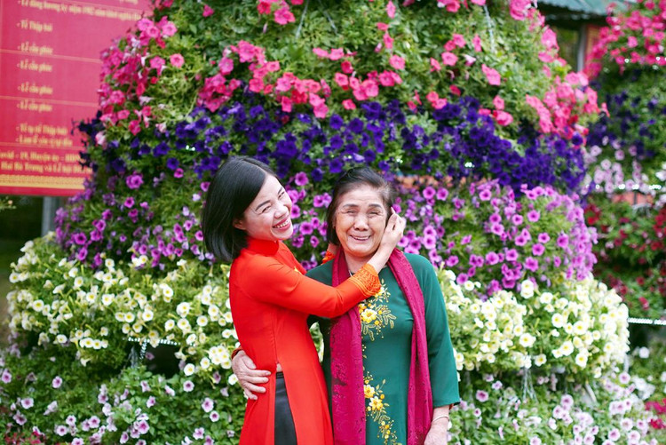 Ai cũng hân hoan, vui mừng chào đón lễ hội hoa này.