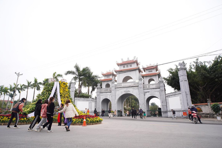 Diễn ra từ ngày 9- 11/12/2022, lễ hội hoa và Festival giúp chính quyền và nhân dân huyện Mê Linh quảng bá tiềm năng du lịch, văn hóa truyền thống của địa phương.