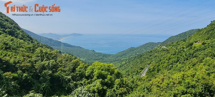 Bao quanh là núi rừng xanh ngắt, khiến lữ khách mê mẩn quên lối về.