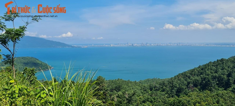 Nhìn sang hướng này, Thành phố Đà Nẵng hiện lên mờ ảo giữa biển trời.