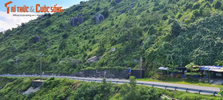 Cung đường đèo Hải Vân chênh vênh, nhiều khúc khuỷu, chạy uốn lượn ôm theo triền núi.