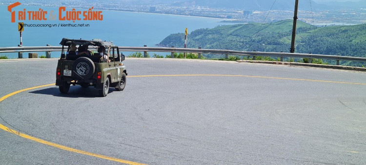 Những chiếc xe địa hình đưa du khách nước ngoài khám phá cung đèo ven biển đẹp nhất Việt Nam.