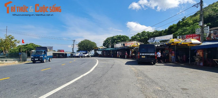 Nơi đây là điểm du khách dừng chân nghỉ ngơi, thư giãn, cùng chiêm ngưỡng vẻ đẹp kỳ vĩ của thiên nhiên.