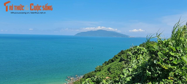 Bên kia đèo là thị trấn Lăng Cô, nơi có Vịnh Lăng Cô, một trong những vịnh đẹp nhất tại Việt Nam