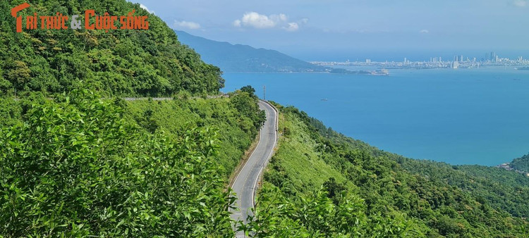 Hai bên cung đèo là rừng núi và đại dương bao la. Gần phía chân đèo phóng tầm mắt ra xa, ẩn hiện trong lớp sương giăng mờ là thành phố Đà Nẵng và thị trấn Lăng Cô (huyện Phú Lộc, tỉnh Thừa Thiên Huế) thơ mộng.