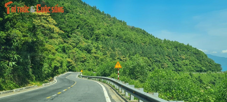 Hai bên cung đèo là rừng núi và đại dương bao la. Gần phía chân đèo phóng tầm mắt ra xa, ẩn hiện trong lớp sương giăng mờ là thành phố Đà Nẵng và thị trấn Lăng Cô (huyện Phú Lộc, tỉnh Thừa Thiên Huế) thơ mộng.