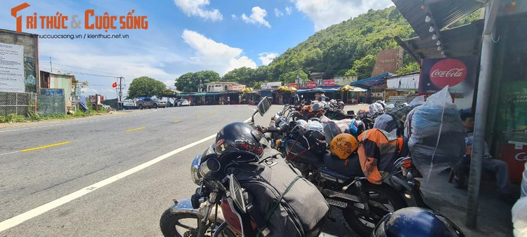 Cung đường đầy mạo hiểm này là địa điểm check in yêu thích của những “tín đồ cuồng xê dịch”.