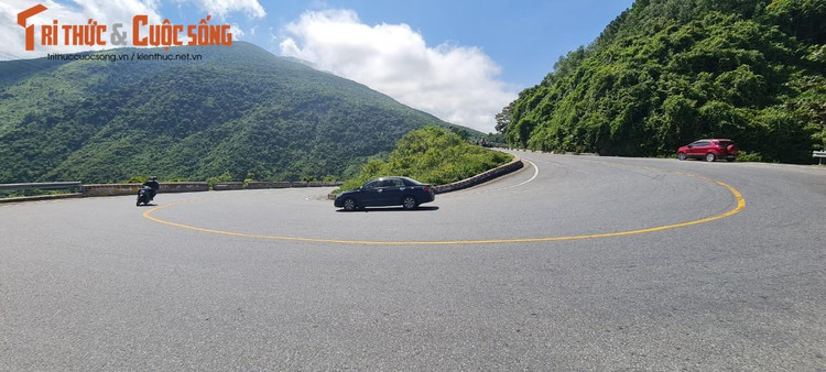 Những khúc cua tay áo đặc trưng của đèo Hải Vân, hiểm trở nhưng nên thơ, kỳ vĩ.