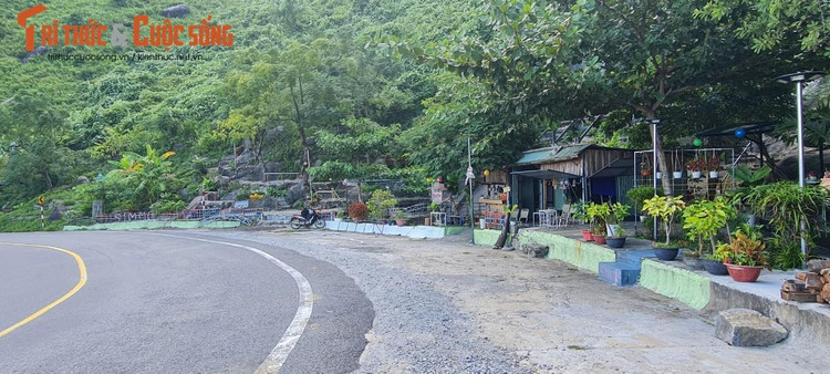 Một dãy hàng quán ven đường để phục vụ du khách.