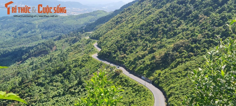 Nằm trên dãy núi Bạch Mã cao khoảng 500m so với mực nước biển, đèo Hải Vân với chiều dài 21km trải dài theo sườn núi ở giữa ranh giới tỉnh Thừa Thiên Huế và thành phố Đà Nẵng.