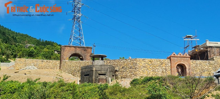 Nằm trên đỉnh đèo Hải Vân, Hải Vân Quan là một cửa ải vẫn còn rõ dấu tích. Dưới thời Nguyễn, đây là cửa ngõ quan trọng vào kinh đô Huế từ phía Nam. Vào thế kỉ 15, vua Lê Thánh Tông đã đặt chân tới đây. Ngạc nhiên trước vẻ đẹp hùng vĩ của đất trời, vua đặt cho cái tên “Đệ Nhất Hùng Quan”.