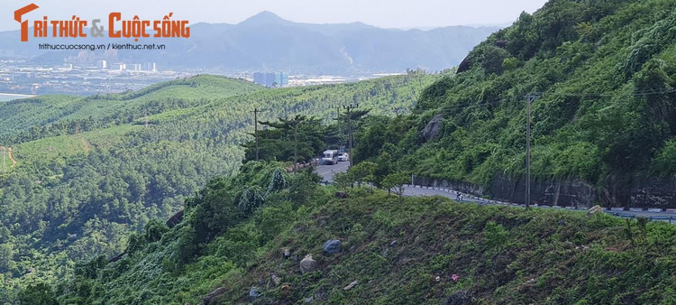 Đèo Hải Vân hay còn được biết đến với cái tên đèo Mây (đỉnh đèo thường có mây bao phủ) hay đèo Ải Vân vì trên đỉnh đèo có một cửa ải.