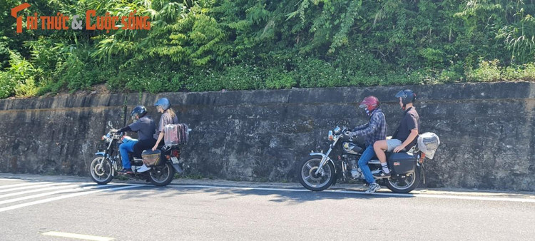 Những chiếc xe địa hình đưa du khách nước ngoài khám phá cung đèo ven biển đẹp nhất Việt Nam.