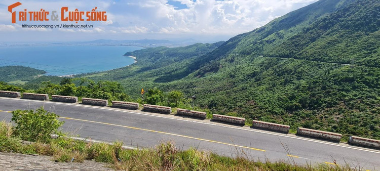 Nổi tiếng với độ nguy hiểm nhất của cả nước, đèo Hải Vân là một trong những địa điểm được yêu thích dành cho những ai thích mạo hiểm và muốn chinh phục.