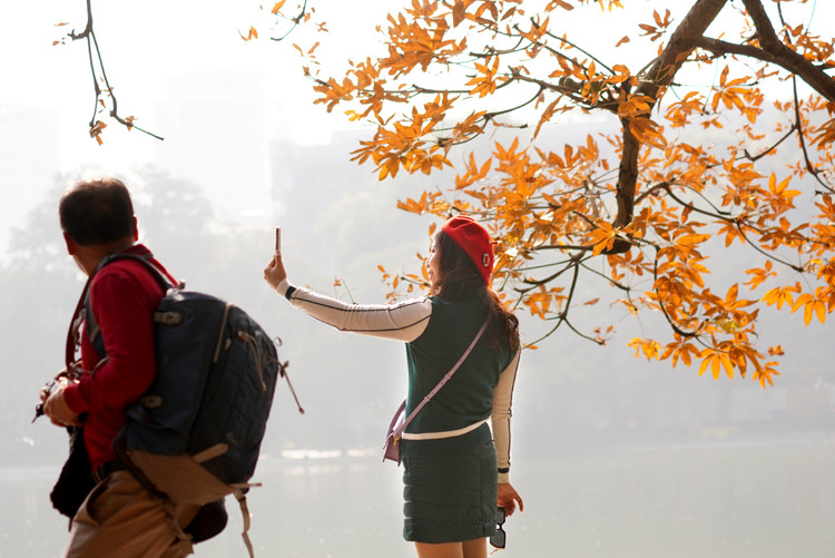 Sắc lá vàng đã thu hút người dân đến đây ghi hình.