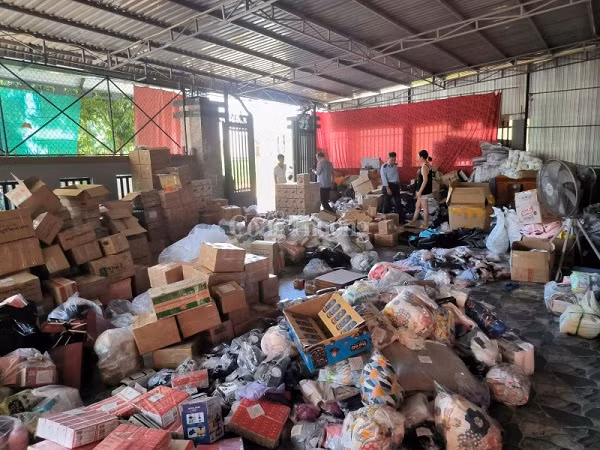 Lực lượng Quản lý thị trường kiểm tra một cơ sở kinh doanh bằng hình thức livestream trên trang Facebook, thu giữ hơn 4.000 sản phẩm hàng hóa các loại không rõ nguồn gốc, xuất xứ. Ảnh: QLTT