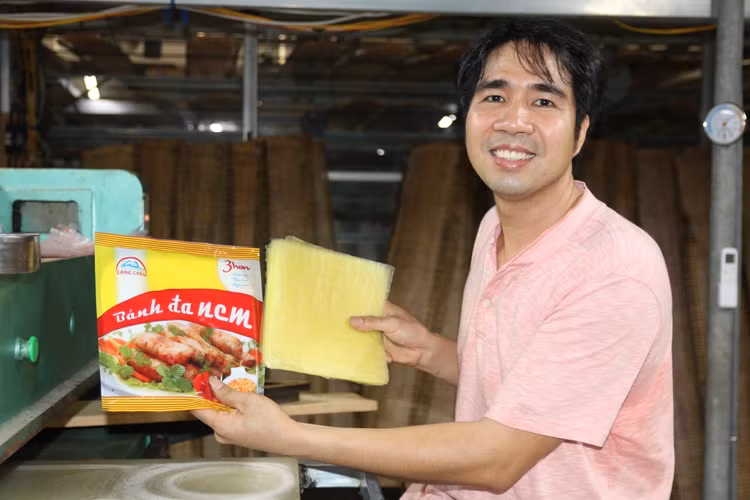 Anh Nguyễn Văn Định, Giám đốc Công ty sản xuất bánh đa nem Happy Business và sản phẩm bánh đa nem "làng Chều" nổi tiếng.