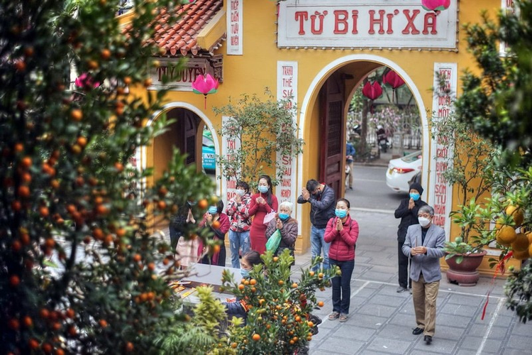 Người dân đi lễ ở chùa Quán Sứ.