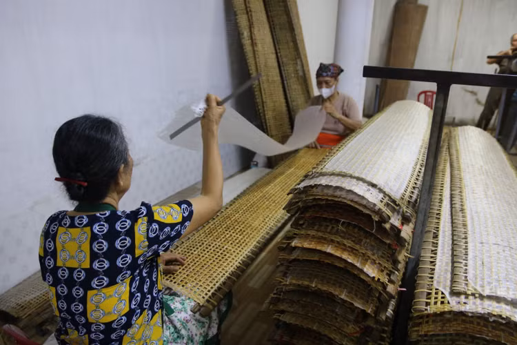 Bánh đa nem được sản xuất theo quy trình khép kín.