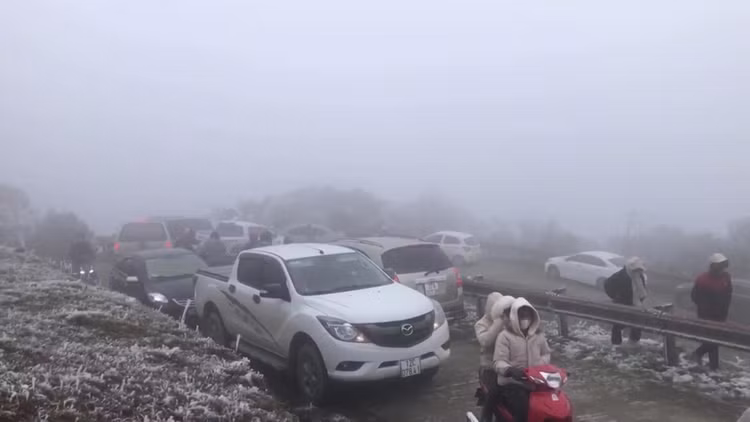 Hàng dài đoàn xe nối đuôi nhau trên đường lên dãy núi Mẫu Sơn.