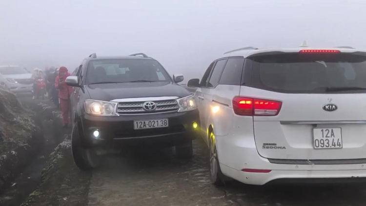 Một số đoạn đường có hiện tượng tắc cục bộ. Lực lượng chức năng địa phương đã có mặt phân luồng giao thông.