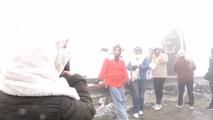 Nhóm du khách từ thành phố Uông Bí, Quảng Ninh, đến tham quan đỉnh Mẫu Sơn.