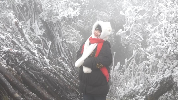 Chị Vũ Minh Hường (30 tuổi, Bắc Giang) lần đầu trải nghiệm khu du lịch Mẫu Sơn, khi thời tiết xuất hiện băng giá.