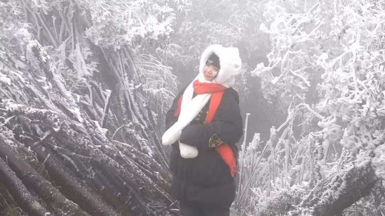 Chị Vũ Minh Hường (30 tuổi, Bắc Giang) lần đầu trải nghiệm khu du lịch Mẫu Sơn, khi thời tiết xuất hiện băng giá.