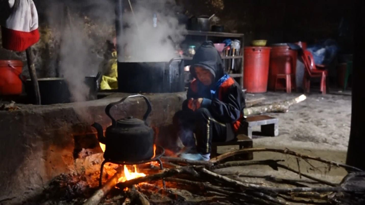 Trong các ngôi nhà bên sườn núi Mẫu Sơn, người dân tìm cách chống giá rét. Trước những diễn biến bất lợi của thời tiết, ngành chức năng địa phương và người dân đã chủ động triển khai nhiều biện pháp bảo vệ đàn vật nuôi và cây trồng trước thềm dịp Nguyên đán Giáp Thìn đang đến gần.