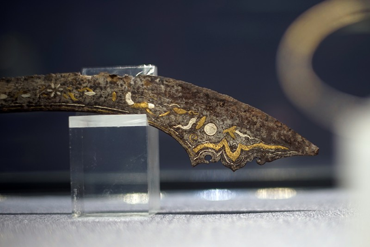 Chi tiết Bảo vật Quốc gia - Đao cẩn tam khí thời Trần.