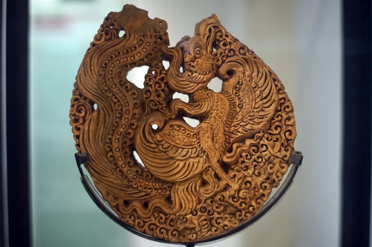 Bảo vật quốc gia Lá đề trang trí chim phượng đất nung thời Lý.