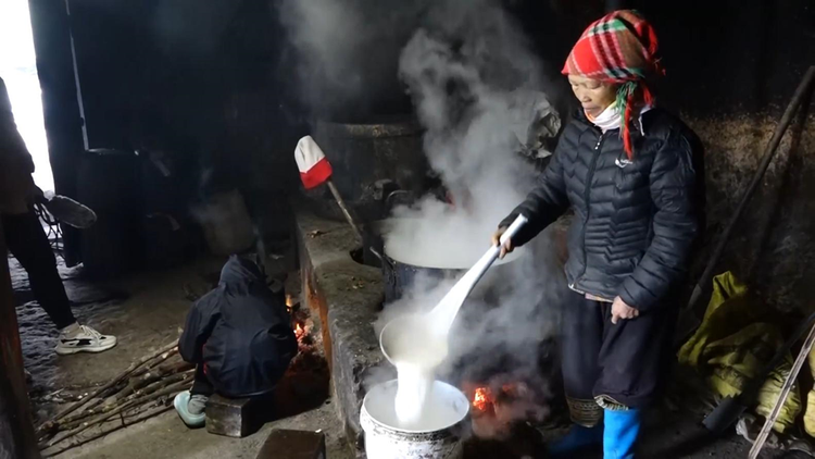 Người dân trên đỉnh Mẫu Sơn nấu cháo và phải bổ sung muối cho gia súc, gia cầm để chống chọi thời tiết khắc nghiệt.