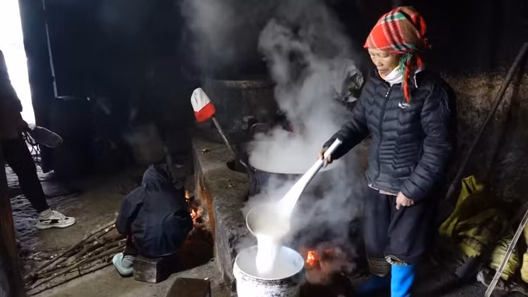 Người dân trên đỉnh Mẫu Sơn nấu cháo và phải bổ sung muối cho gia súc, gia cầm để chống chọi thời tiết khắc nghiệt.