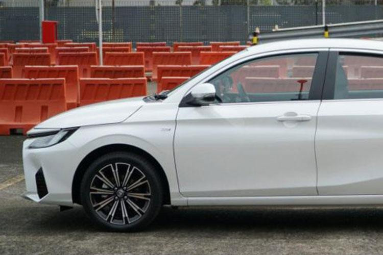 Bộ vành 17 inch này giống với trang bị của xe ở thị trường Lào. Trong khi đó, tại Thái Lan, vành 16 inch với thiết kế 7 chấu là lựa chọn duy nhất. Vòng về đằng sau, nhiều người sẽ có lẽ sẽ có cảm giác quen thuộc vì cụm đèn hậu LED mới tích hợp đèn báo rẽ tuần tự. Bên cạnh đó là anten vây cá mập trên nóc, cánh gió nhỏ trên nắp cốp sau và khe gió màu đen ở hai góc cản sau, tương tự cản trước.