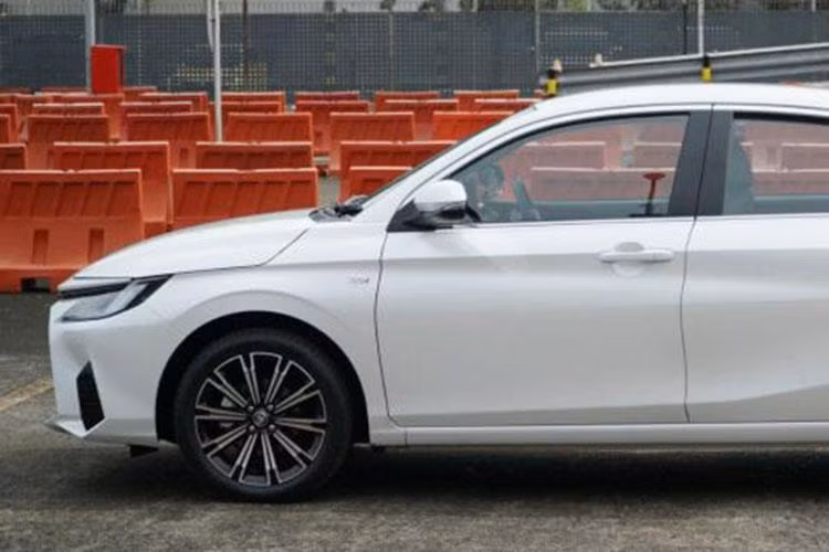 Bộ vành 17 inch này giống với trang bị của xe ở thị trường Lào. Trong khi đó, tại Thái Lan, vành 16 inch với thiết kế 7 chấu là lựa chọn duy nhất. Vòng về đằng sau, nhiều người sẽ có lẽ sẽ có cảm giác quen thuộc vì cụm đèn hậu LED mới tích hợp đèn báo rẽ tuần tự. Bên cạnh đó là anten vây cá mập trên nóc, cánh gió nhỏ trên nắp cốp sau và khe gió màu đen ở hai góc cản sau, tương tự cản trước.