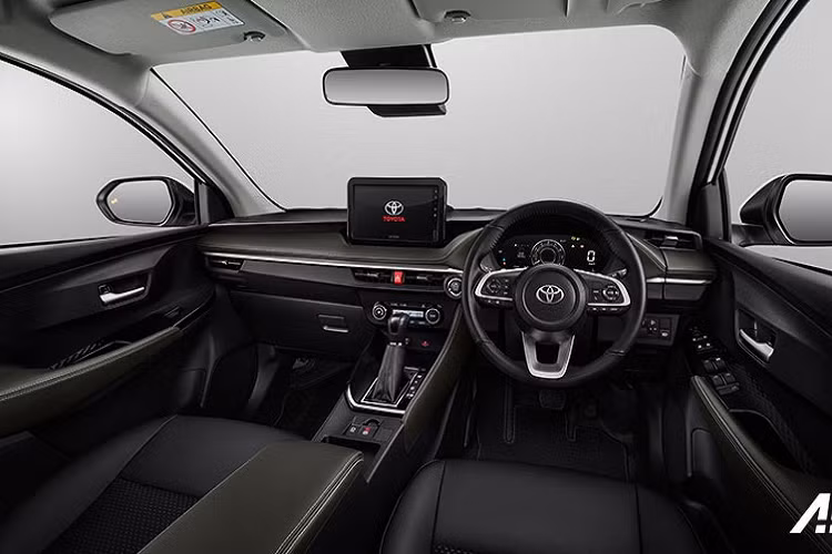 Bên trong Toyota Vios 2023 là không gian nội thất tạo cảm giác cao cấp hơn. Ngoài ra, nội thất của mẫu sedan hạng B này còn sử dụng nhiều chi tiết chung với Veloz Cross và Raize như vô lăng 3 chấu, tích hợp phím chức năng, bảng đồng hồ, núm chỉnh điều hòa hay cụm điều khiển trung tâm. Riêng mặt táp-lô và tapi cửa được bọc bằng chất liệu mềm mại hơn.