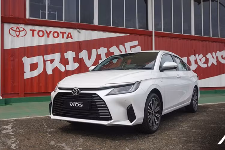 Đặc biệt, mẫu sedan hạng B này còn được nâng cấp mạnh về trang bị an toàn. Ngoài 6 túi khí, hệ thống cân bằng điện tử, camera lùi và hệ thống kiểm soát lực kéo, Toyota Vios 2023 ở thị trường Indonesia còn có những tính năng an toàn chủ động nằm trong gói Toyota Safety Sense (TSS).