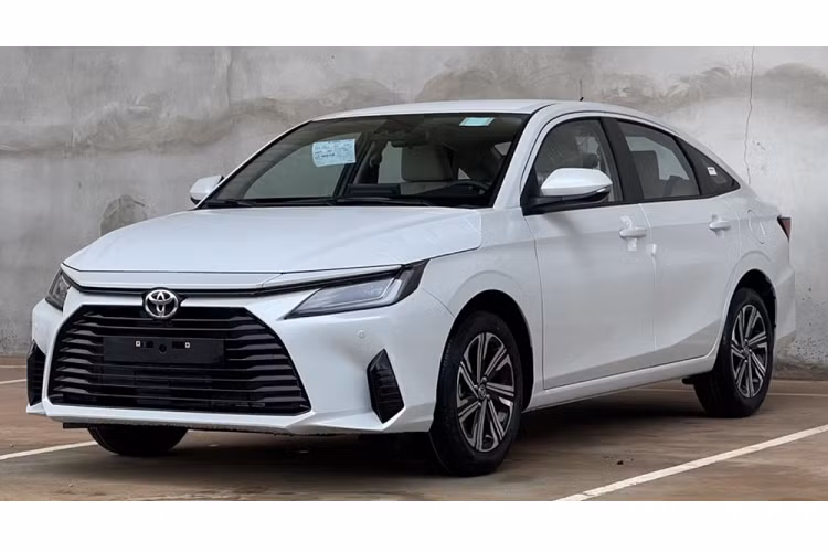 Ở thị trường Thái Lan, Vios 2023 được trang bị động cơ xăng 4 xi-lanh, DOHC, dung tích 1.2L với công suất tối đa 94 mã lực và mô-men xoắn cực đại 110 Nm. Động cơ kết hợp với hộp số biến thiên vô cấp Super CVT-i sang số tuần tự. Trong khi đó, xe ở Lào dùng động cơ xăng 1NR-VE Dual VVT-i 4 xi-lanh, dung tích 1.3L, sản sinh công suất tối đa 98 mã lực và mô-men xoắn cực đại 122 Nm, đi với hộp số sàn 5 cấp hoặc tự động biến thiên vô cấp CVT.
