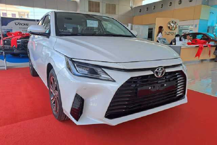 &quot;Trái tim&quot; của Toyota Vios 2023 ở thị trường Indonesia là động cơ xăng 4 xi-lanh, dung tích 1.5L, sản sinh công suất tối đa 106 mã lực và mô-men xoắn cực đại 138 Nm tại tua máy 4.200 vòng/phút. Động cơ này đồng hành cùng hộp số sàn 5 cấp hoặc hộp số biến thiên vô cấp CVT. Như vậy, mẫu sedan hạng B này ở thị trường Indonesia dùng động cơ hoàn toàn khác biệt so với xe ở Thái Lan và Lào.
