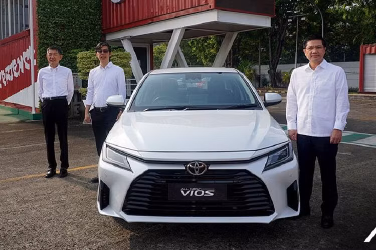Vào hồi tháng 8 năm nay, hãng Toyota đã chính thức vén màn thế hệ mới của dòng sedan hạng B giá rẻ Yaris Ativ ở thị trường Thái Lan. Đây cũng chính là Toyota Vios ở những thị trường Đông Nam Á khác như Việt Nam. Sau gần 2 tháng, Toyota Vios 2023 mới tiếp tục ra mắt thêm một thị trường Đông Nam Á nữa là Indonesia.