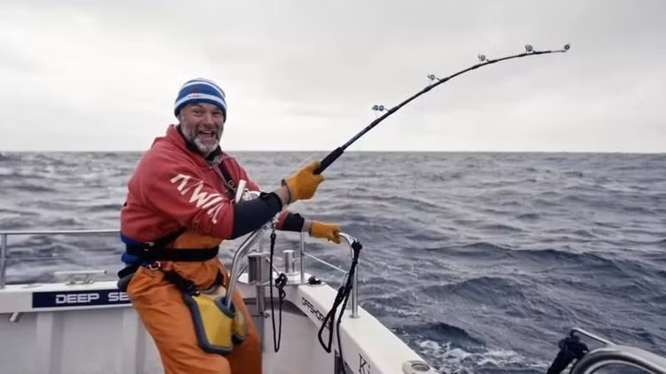 Ông Julian Lewis Jones cho rằng vùng biển xứ Wales là nơi có nhiều con cá ngừ lớn nhất thế giới. Ảnh: BBC.