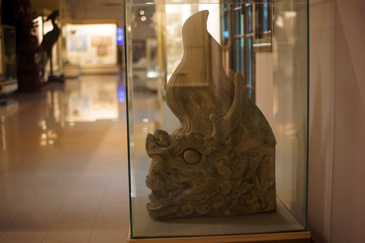 Tượng Si Vẫn bằng đất nung thời Lê, thế kỷ 15.