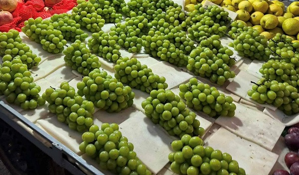 Nho sữa Trung Quốc được bày bán nhiều tại các chợ ở Việt Nam.